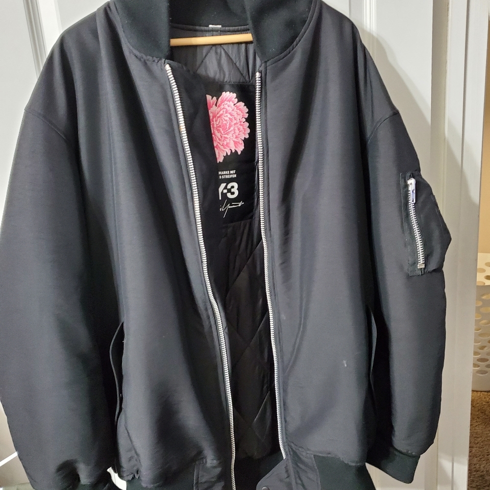 Y3 bomber jacket.  Die marke mint den 3 streifen